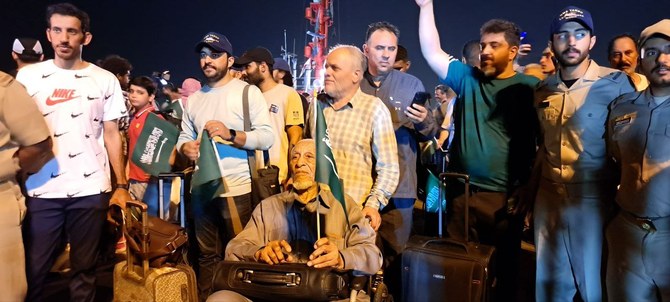 24日、サウジの船がスーダンから様々な国籍の避難者199人を乗せてジェッダのキング・ファイサル海軍基地に到着した。(写真:AN/Mohammad Hashim Nadeem)