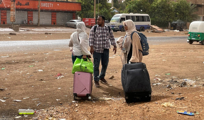 スーダンでは国軍と準軍事組織「即応支援部隊（RSF）」との間で発生した激しい衝突により、住民は安全のためハルツームからの退避を余儀なくされている。（ロイター）