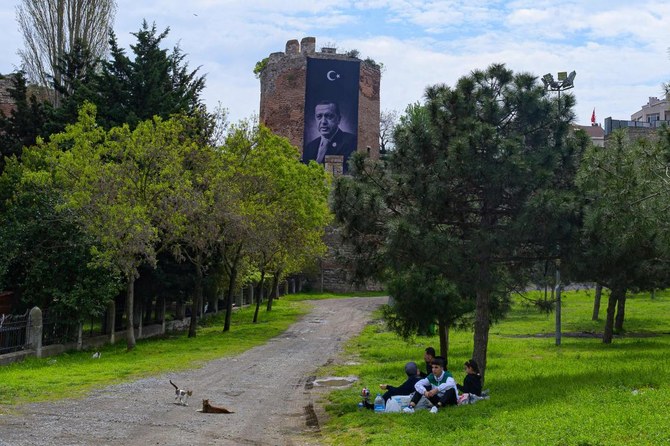 5月14日の大統領・議会選挙を前に、トルコのレジェップ・タイイップ・エルドアン大統領の肖像と共に「トルコの世紀」と書かれた看板が、イスタンブールの歴史ある街の壁に掲げられている（AFP）
