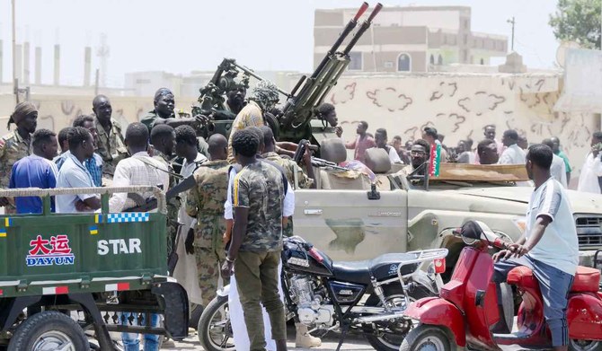 国軍トップのアブドゥルファッターフ・アル・ブルハン将軍に忠実な兵士たちを迎えるスーダンの人々。2023年4月16日、紅海に面した都市ポートスーダン。(AFP)