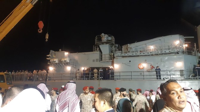 サウジアラビア国民5名を含む200名以上の避難者が、スーダンから避難して艦艇「アブハー」でジェッダに到着。（提供）