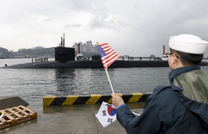 2017年4月25日、西太平洋全域での定期的なパトロールを行いつつ、予定された入港のため韓国・釜山に到着し出迎えを受けるオハイオ級誘導ミサイル潜水艦USSミシガン。（米国海軍・AFP）