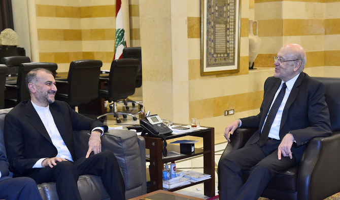 レバノンのナジーブ・ミカティ首相代理（右）が、ベイルートの政府宮殿でイランのホセイン・アミール・アブドラヒアン外相（左）と会談する様子（2023年4月27日）。(AFP)