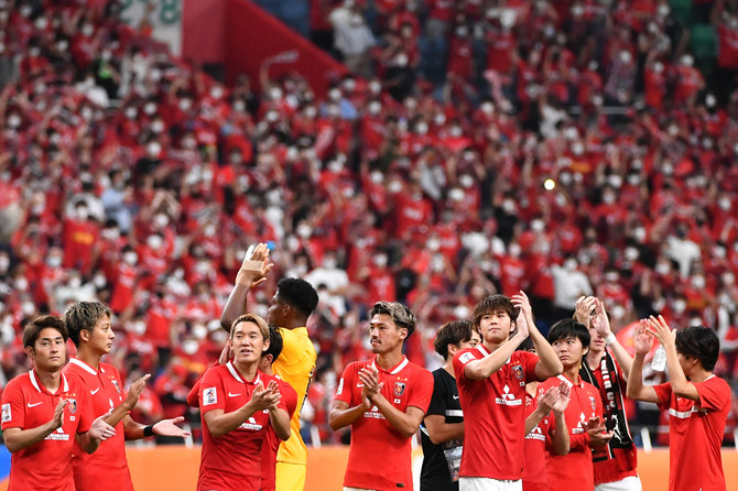 サッカーAFCチャンピオンズリーグ準決勝、埼玉で行われた韓国の全北現代FC対日本の浦和レッドダイヤモンズとの試合後、サポーターに挨拶をする浦和レッズの選手たち。（File/AFP）