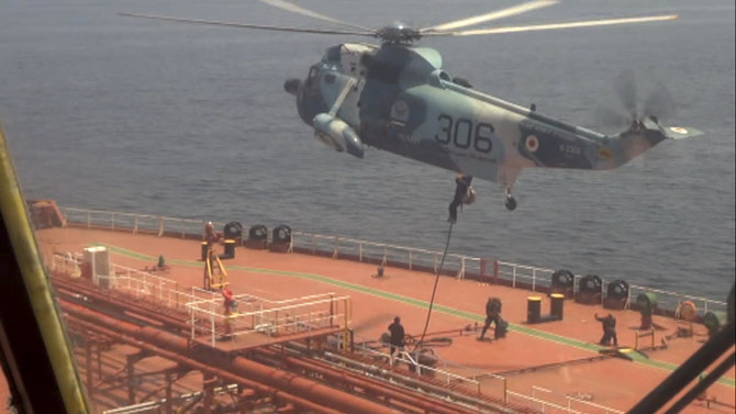 イラン海軍が2023年4月28日に公開した動画の1コマでは、イランの水兵がオマーン湾でマーシャル諸島船籍の石油タンカー、「アドバンテージ・スイート」号の甲板にヘリコプターから降下している。（Iranian Navy via AP）