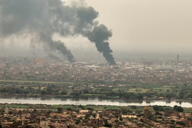 ハルツーム上空に立ち昇る黒煙の空撮画像。数百人が死亡し広範囲に被害を及ぼした約2週間の戦闘の停止を目的とした協定の延長に対立する武装勢力が合意したにも関わらず、スーダンでは戦闘が激化している。（AFP）
