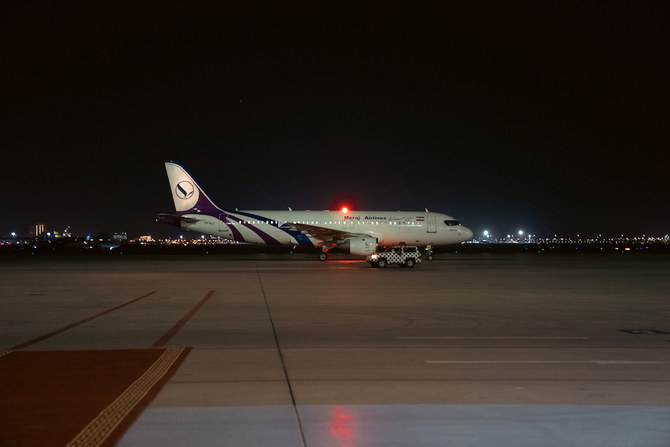 65人の避難者をサウジアラビアからイランに輸送するため、29日にキング・アブドゥラ―空軍基地に着陸したイランの飛行機。（提供写真）