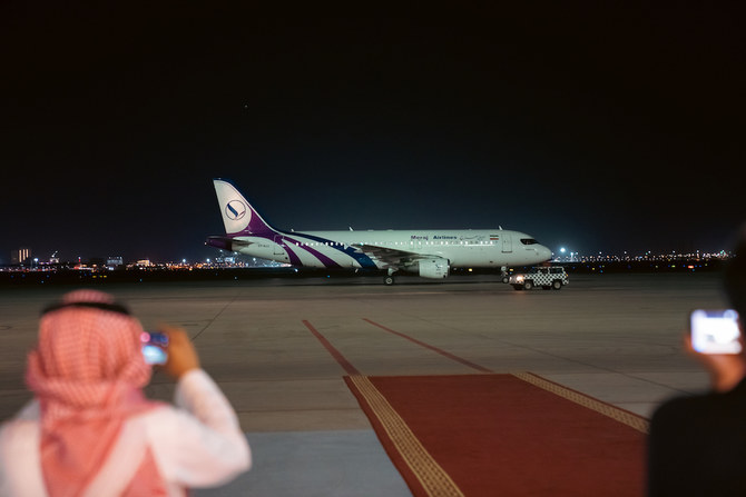 65人の避難者をサウジアラビアからイランに輸送するため、29日にキング・アブドゥラ―空軍基地に着陸したイランの飛行機。（提供写真）