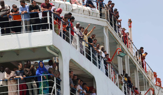 2023年4月29日、スーダンからの集団避難でポートスーダンから紅海を渡り、ジェッダのサウジ・キングファイサル海軍基地まで約1900人を輸送するフェリーの甲板に立つ避難者。（AFP）
