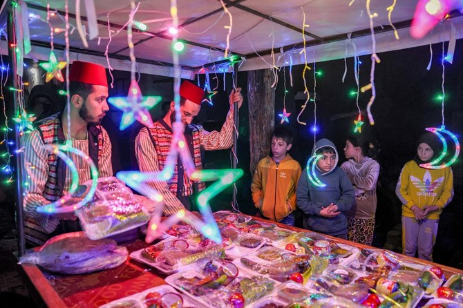 多くのシリア人は、新しい服を買ったり、食べ物の詰め合わせを楽しんだりといった伝統的な習慣に従った祝い方をする余裕を持てていない。（ファイル写真：AFP）