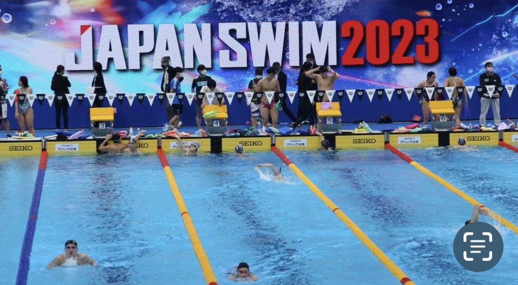 東京都の小池百合子知事は火曜日、東京五輪・パラリンピック水泳会場の東京アクアティクスセンター再開業にあたり開催された「ジャパンスイム 2023」の記念セレモニーであいさつした。(ANJP Photo)