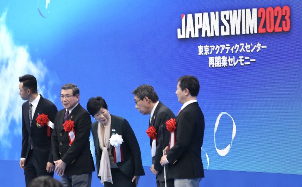 東京都の小池百合子知事は火曜日、東京五輪・パラリンピック水泳会場の東京アクアティクスセンター再開業にあたり開催された「ジャパンスイム 2023」の記念セレモニーであいさつした。(ANJP Photo)