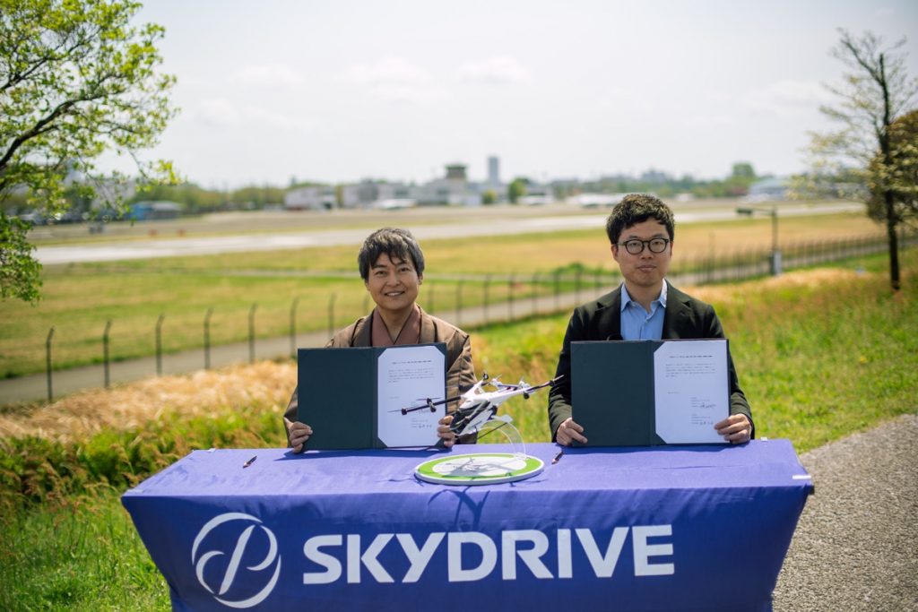 左から千葉功太郎氏およびSkyDrive CEO福澤知浩氏（SkyDrive）