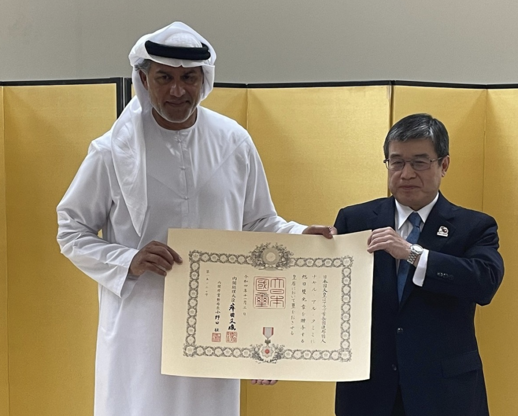 授与式はアブダビにある在UAE日本大使・磯俣秋男氏の公邸で開かれた。（Instagram/@Japan_embassy_uae）