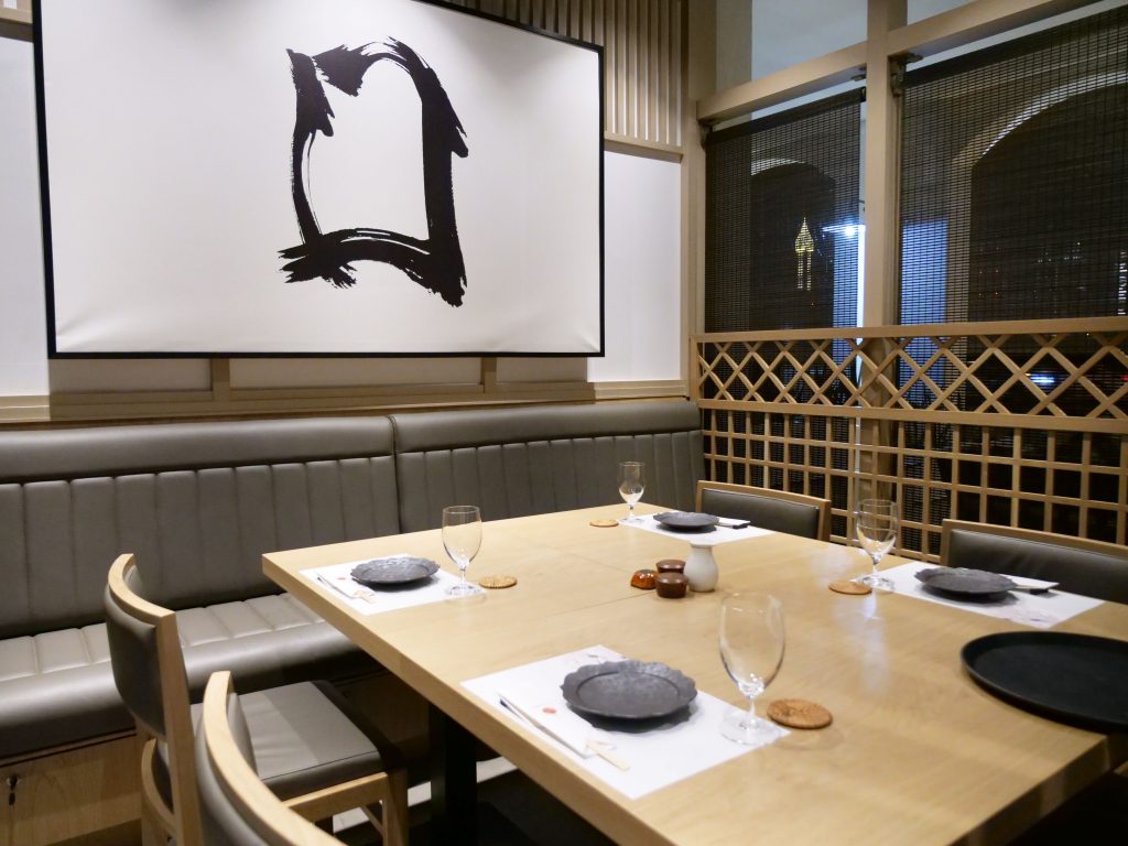 レストランのメインコンセプトは、「料理も食器も日本のもので、スタッフもすべて日本人。日本に行かなくてもドバイで本格的な日本料理が楽しめる」というもの。
