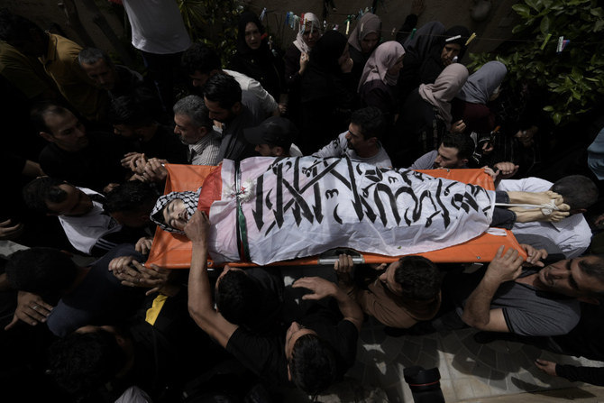 ヨルダン川西岸地区でイスラエル軍に殺害されたアイド・スリムさんの遺体を運ぶパレスチナ人たち。2023年4月8日。（AP）