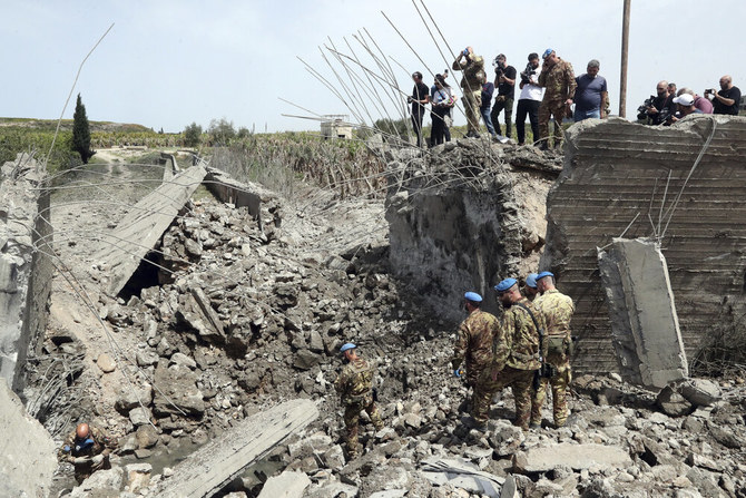 イスラエルの空爆で破壊された小さな橋を調査する、国連平和維持活動のイタリア兵ら。2023年4月7日、レバノン南部のマーリヤ村。(AP)