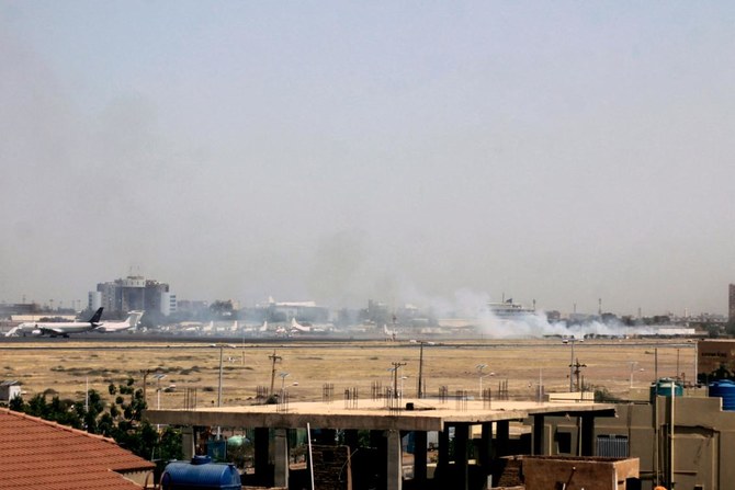 2023年4月15日、スーダンの首都で衝突が起こる中、ハルツーム空港の駐機場から煙が上がるのが確認できる。（写真提供：AFP通信）