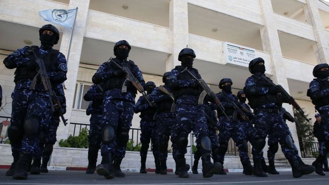 占領下のヨルダン川西岸地区の都市ヘブロンの警察本部で訓練に参加するパレスチナ人警察官たち。2019年1月30日。（AFP）