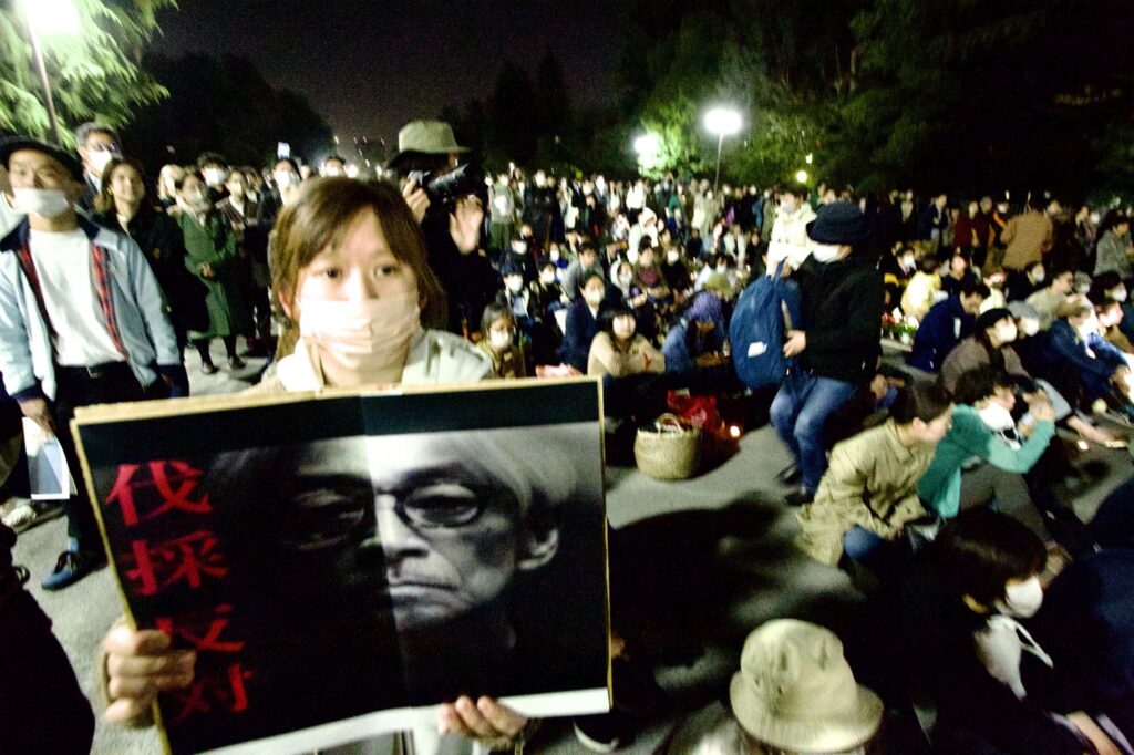 数千人の日本人が映画音楽作曲家の坂本龍一に敬意を表した。 (ANJ)