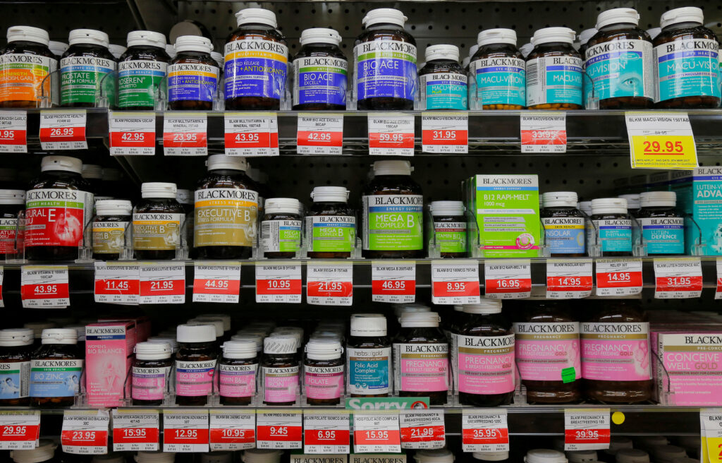 オーストラリア・シドニーのMr Vitaminsの店舗の棚に並ぶブラックモアズブランドのサプリメント（2017年3月9日）（ファイル/ロイター）