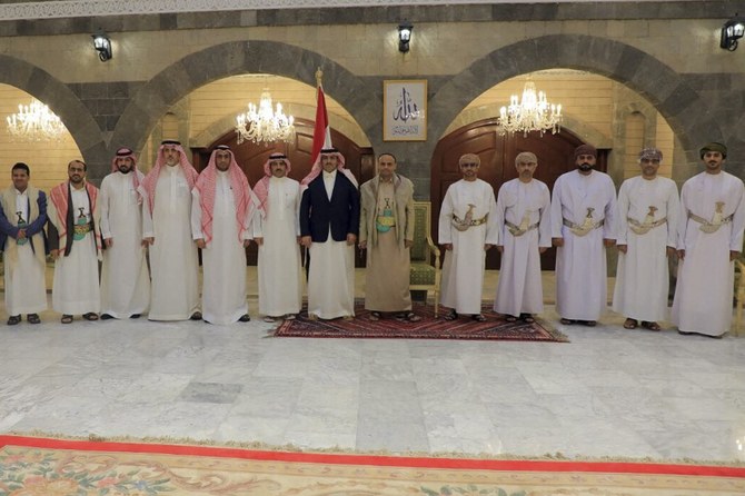 サヌアで写真撮影に臨むイエメン駐在のサウジアラビア大使ムハンマド・アル・ジャーベル氏（左から7人目)とフーシ派の政治指導者マフディ・アル・マシャット氏（右から6人目）（ファイル/AFP）。