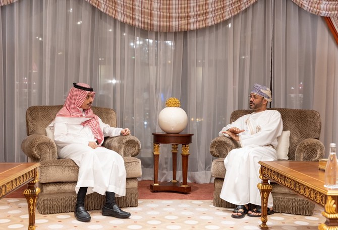 サウジアラビアとオマーンの外務大臣がジェッダで会談。（SPA）