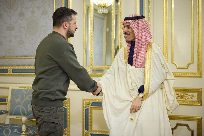 ウクライナのウォロディミル・ゼレンスキー大統領と、サウジアラビア外相のファイサル・ビン・ファルハーン・アール・サウード王子