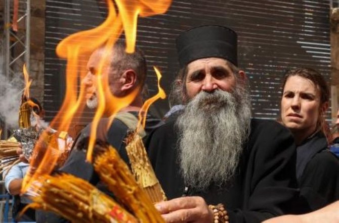 2022年4月23日、エルサレムの聖墳墓教会の中庭で、「聖火の奇跡」の儀式に臨むギリシャ正教会の司祭。（AFP）