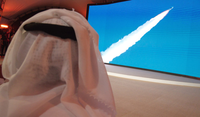 宇宙探査機「アマル(別名ホープ)」の打ち上げを見守るUAEの男性。2020年7月20日(月)、UAEのドバイにあるムハンマド・ビン・ラシード宇宙センター。(AP)