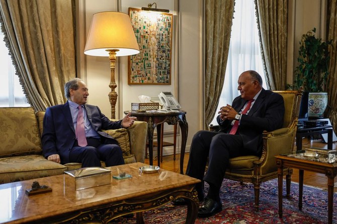 エジプト外務省は、より多岐にわたる議論を行う前に開かれた非公開の会談中の両大臣の写真を公開した。（AFP通信）