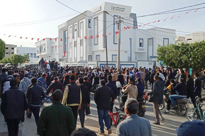 2023年4月14日、ニザール・イッサウイ氏（35）の葬儀後に、チュニジア中部のカイルアン地方ハフーズ村の地元警察署の外で抗議する哀悼者たち。（AFP）