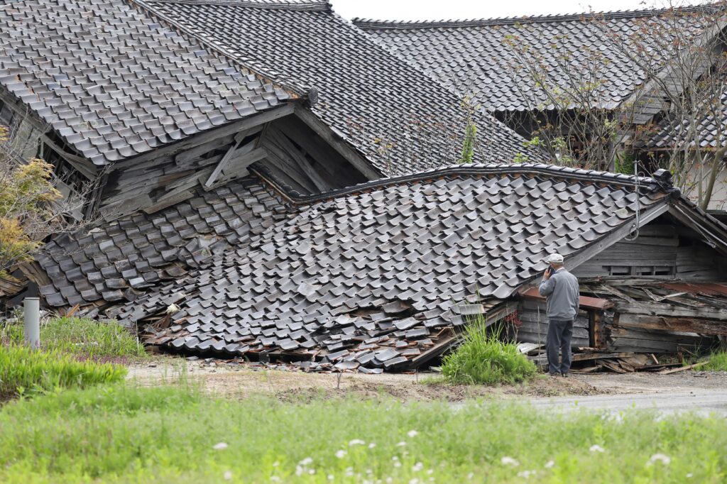 中部地方での地震後の雨を心配する住民。 (AFP)