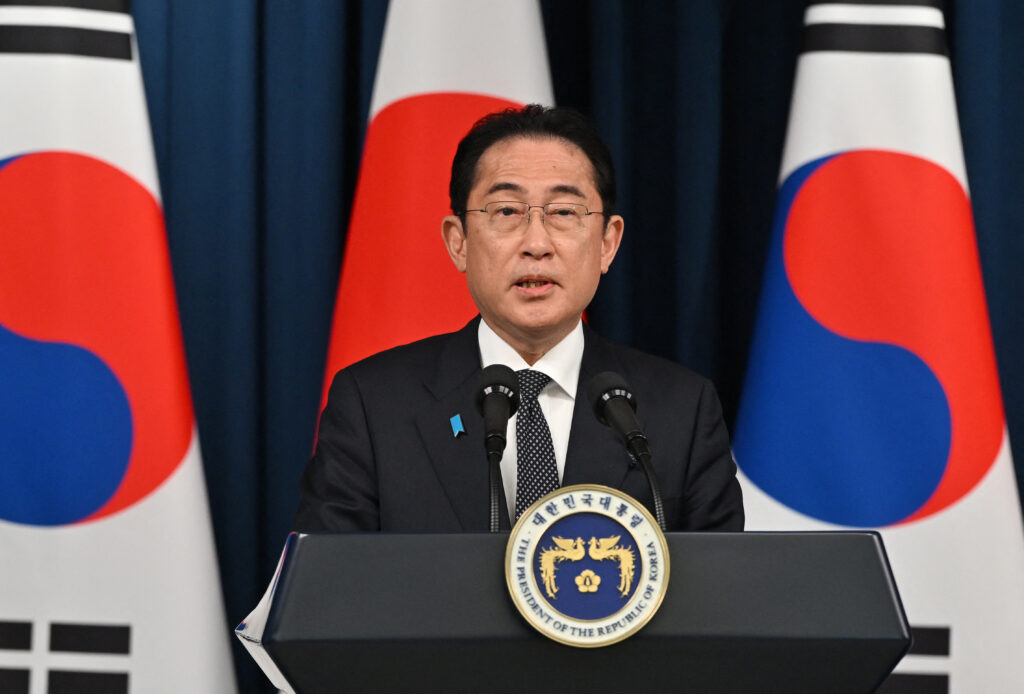 首相はこれに先立ち、韓国の超党派の国会議員でつくる韓日議員連盟メンバーの表敬訪問を受けた。(AFP)