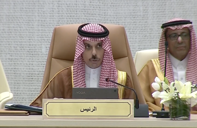 アラブ連盟閣僚会議の議長を務めたサウジ外相ファイサル・ビン・ファルハーン王子。（スクリーンショットTwitter：@AlArabiya）