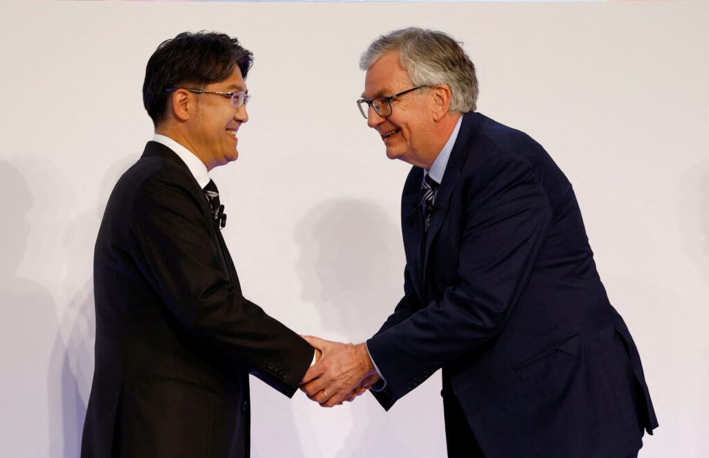 2023年5月30日、東京での共同記者会見でダイムラー・トラックのマーティン・ダウム最高経営責任者(CEO)と握手するトヨタ自動車の佐藤恒治社長兼最高経営責任者(CEO)(ファイル/ロイター)