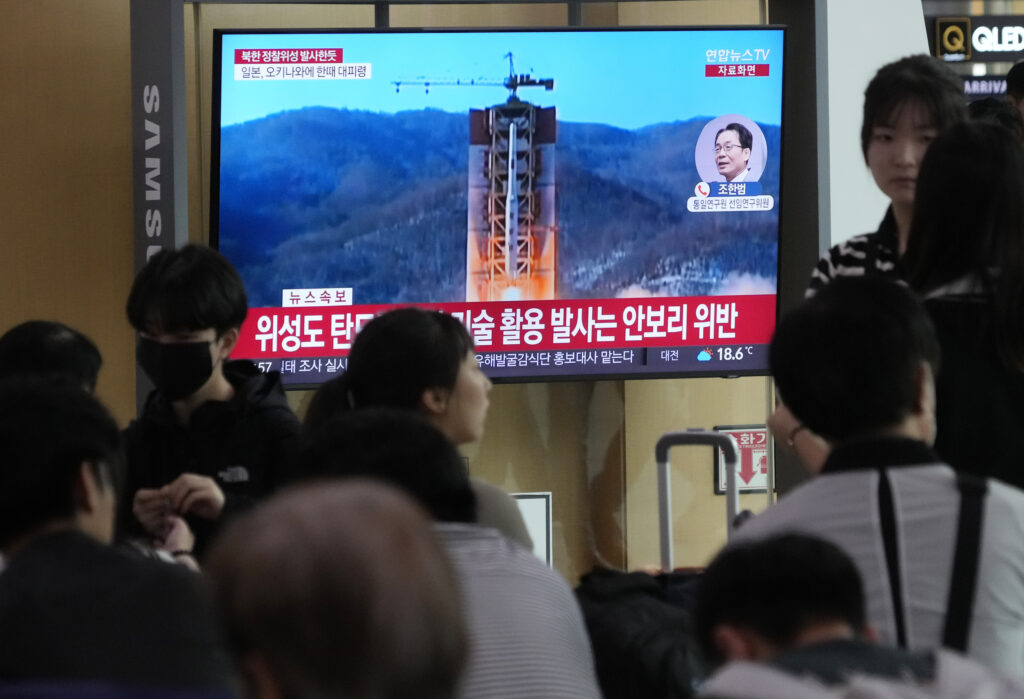 ソウル駅のテレビ画面、ニュース番組中に映し出される北朝鮮のロケット発射のファイル画像。2023年5月31日水曜日、韓国ソウル（File/AP）