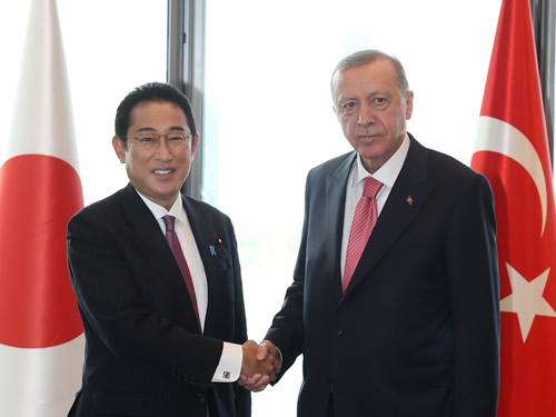 トルコのレジェップ・タイップ・エルドアン大統領（右）と日本の岸田文雄総理大臣（左）。（AFP）
