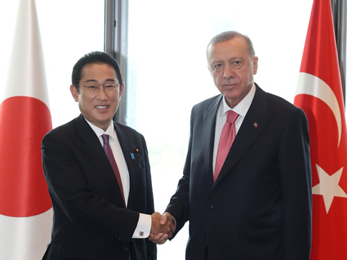 トルコのレジェップ・タイップ・エルドアン大統領(右)と日本の岸田文雄総理大臣(左)。(AFP)
