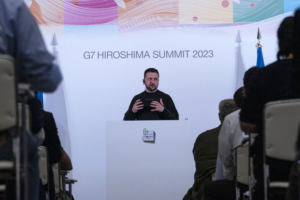 ゼレンスキー氏は21日のG7首脳との討議で、昨年2月のロシアによる侵攻開始から「間もなく500日目になる」と指摘。(AFP)