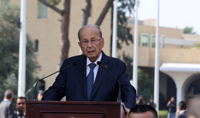 ミシェル・アウン氏は首都ベイルートの東にあるバアブダの大統領官邸外で2022年10月30日、自身の任期が終了したことを告げるスピーチを行った。（AFP/資料写真）