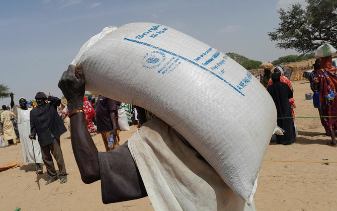スーダンとチャドとの国境付近の町コウフラウンで、スーダンの暴力から逃れてきた難民に配る支援物資を運ぶ世界食糧計画（WFP）のスタッフ（2023年4月28日）。（ロイター）