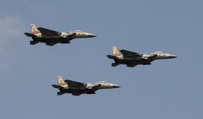 イスラエルの中核的都市、テルアビブのビーチ上空で行われた航空ショーで、パフォーマンスを披露するイスラエルのF-15戦闘機。（2022年5月5日撮影、AFP）