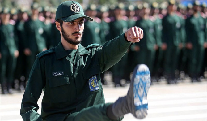 2018年6月30日、イランのテヘランの軍事学校で開かれた軍事士官候補生の卒業式に出席する、イスラエルの国旗の絵が描かれたブーツを履いたイランの革命防衛隊の将校。（ロイター通信）