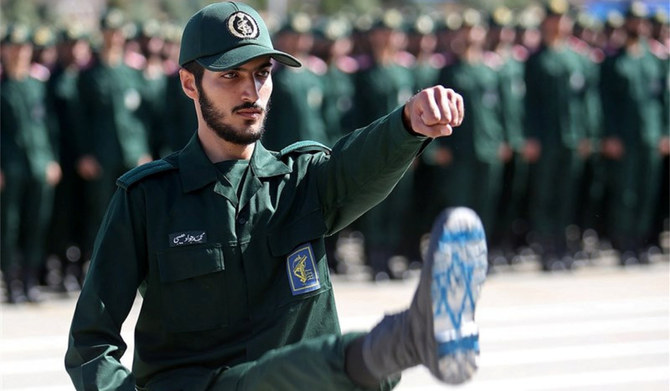 2018年6月30日、イランのテヘランの軍事学校で開かれた軍事士官候補生の卒業式に出席する、イスラエルの国旗の絵が描かれたブーツを履いたイランの革命防衛隊の将校。(ロイター通信)
