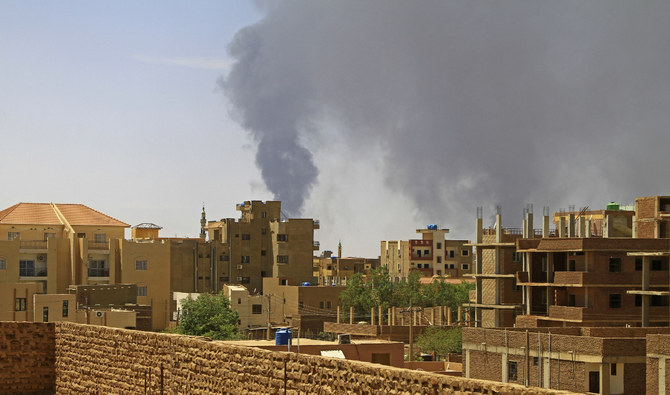 2023年5月1日、対立する将軍同士が率いる勢力間による、死者も発生した衝突が3周目に入り、ハルツームの住宅地上空に煙が立ち込めている。（AFP通信）