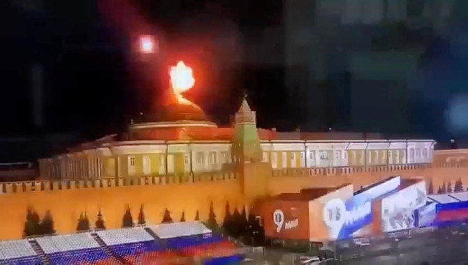 2023年5月3日にロイターが入手した映像からの静止画。ロシアがウクライナによるものだと主張するモスクワでの無人機攻撃で、クレムリン上院宮殿のドームの近くで強烈な光を放ち爆発を起こした飛行物体が写っている。(ロイター)