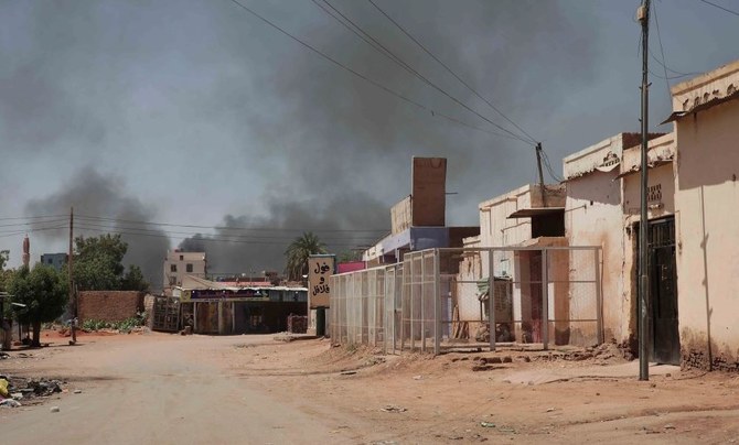 スーダン ハルツームで上がる煙 2023年5月3日水曜日（AP Photo）