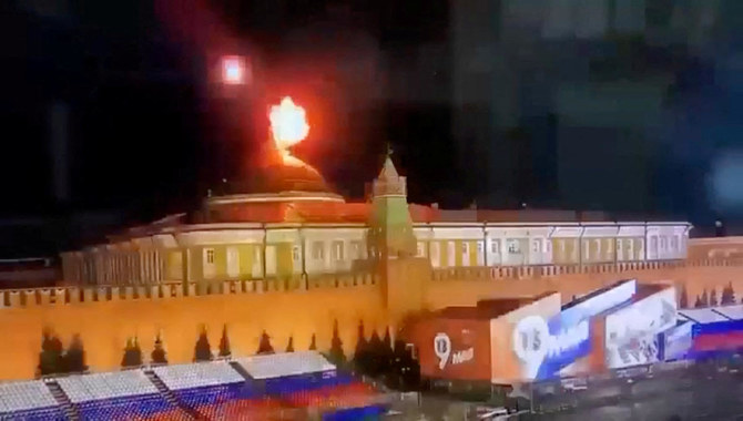 ロシアのモスクワで発生したウクライナによるドローン攻撃とされる事件で、クレムリンの元老院宮殿のドーム近くで激しい光を放ちながら爆発する飛行物体を撮影した動画から取り出された静止画像。(ロイター通信)