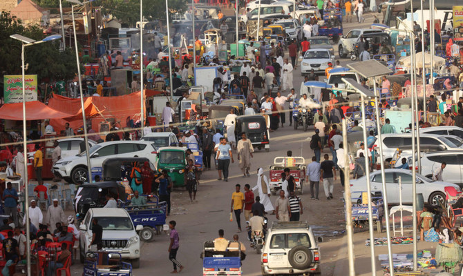 エジプトと国境を接するスーダンの町ワディ・ハルファに集まる人々。2023年5月4日撮影。（AFP）